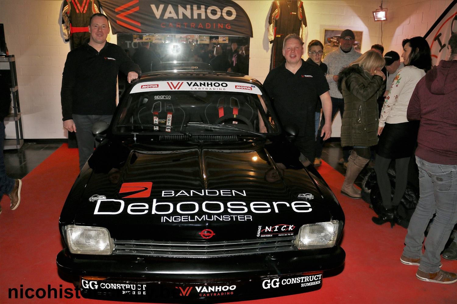 Danny Vancoillie stelt zijn opgefriste Opel Kadett voor op zijn sponsoravond.
